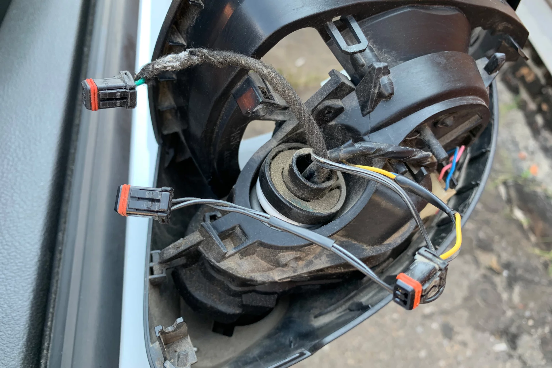 A car with all the options installed has three identical connectors inside the mirror: turn indicator, Audi Side Assist lamp, and electrochromic layer.